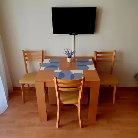 Crown F1 Apartment